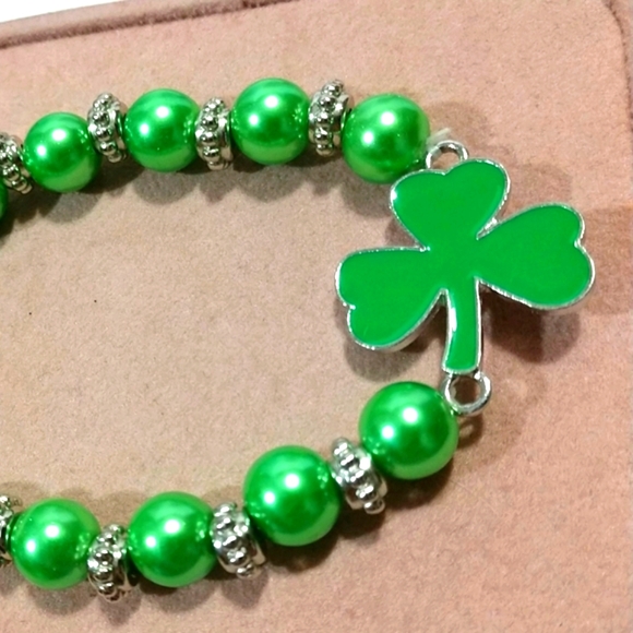 ☘️St. Patrick's Day☘️Stretch Bracelet with Green Pearls and 1 Shamrock … - Picture 3 of 16